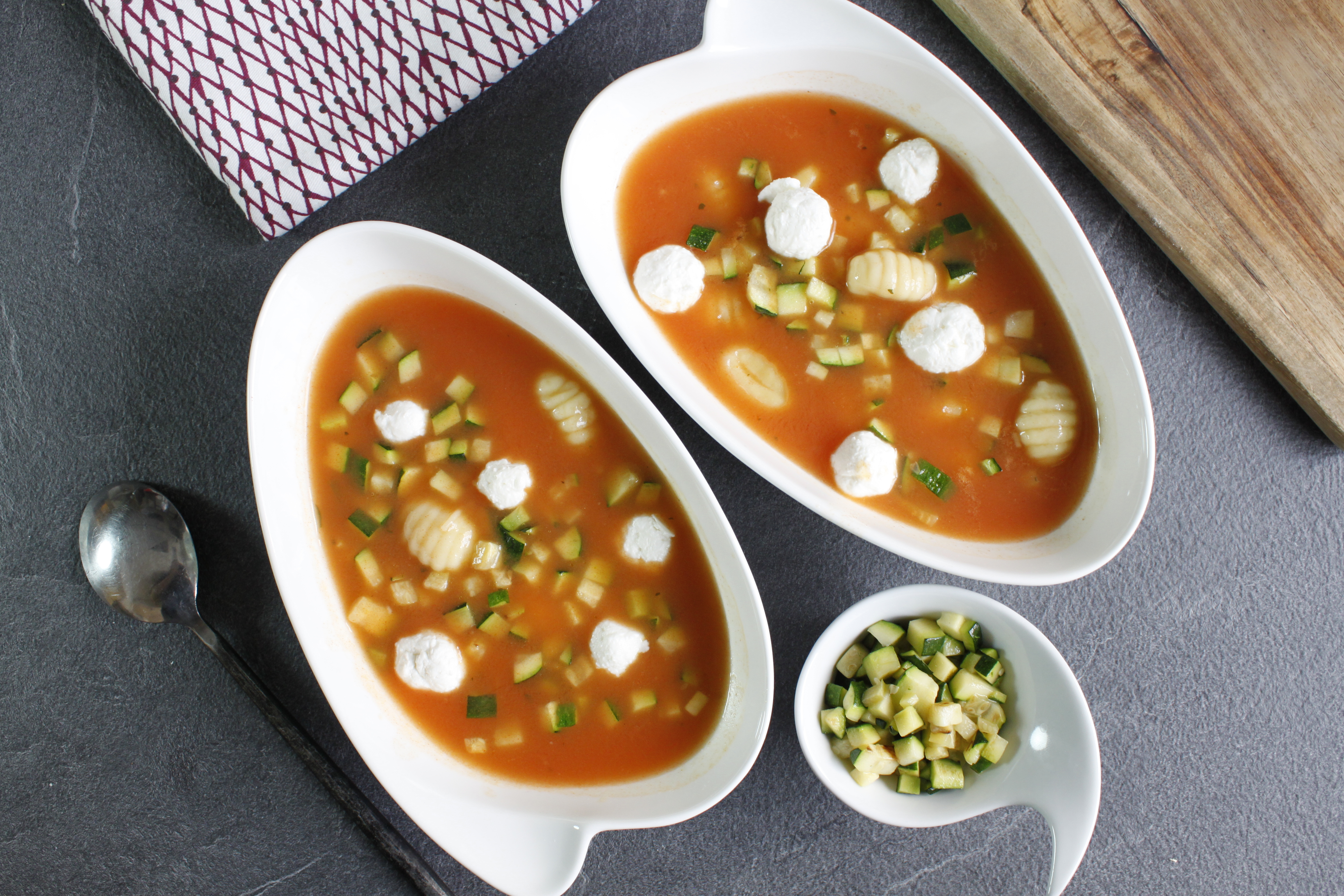 Bouillon de tomate vermicelles aux gnocchi, courgettes et chèvre frais