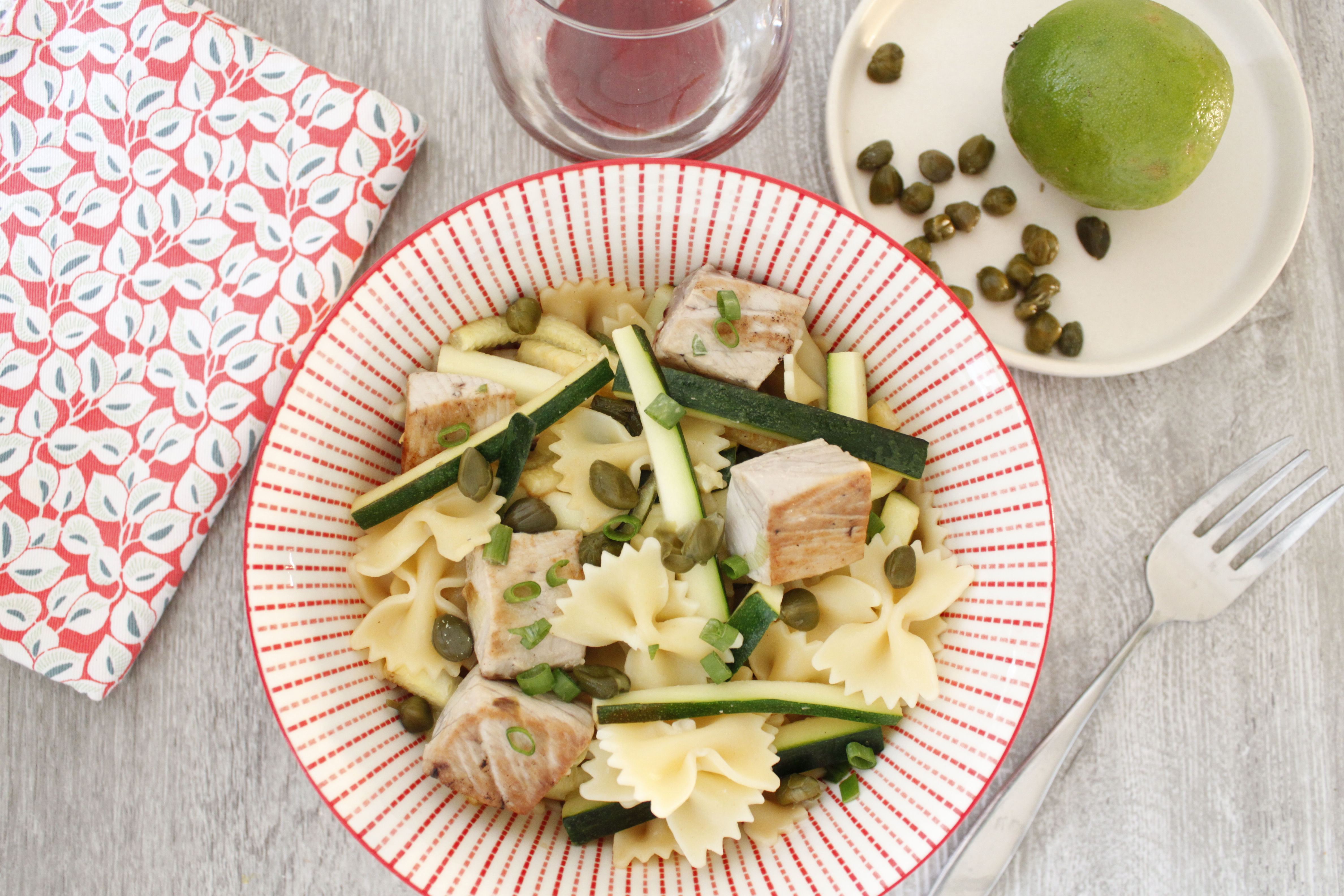 Salade de farfalles au thon mariné au citron, courgettes et câpres