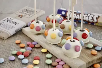 Pop cakes au chocolat blanc et aux smarties