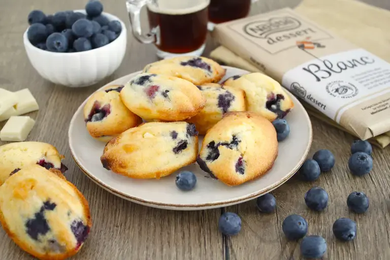 Madeleines pépites de chocolat blanc et myrtilles