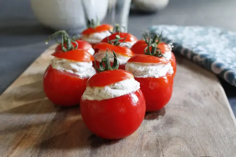 Tomates cocktail, ricotta pignons et olives