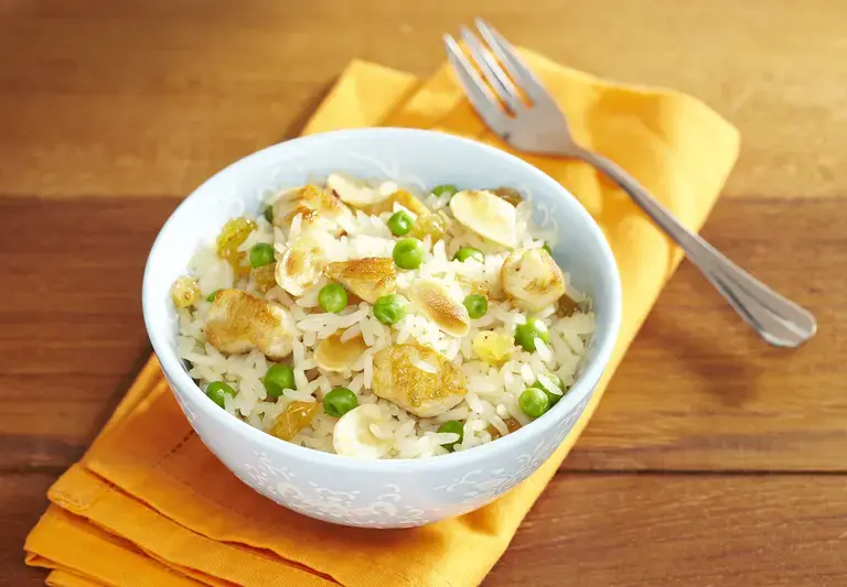 Riz au poulet rissolé et aux fruits secs