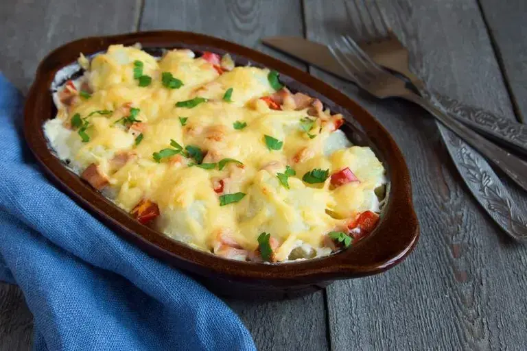 Gratin de pommes de terre et chou fleur au jambon et mimolette