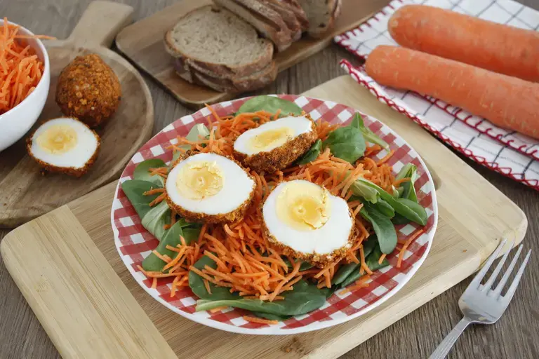 Oeufs croustillants et salade mache et carottes
