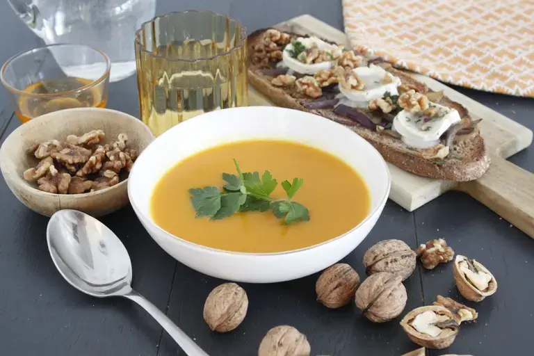 Soupe de potiron et tartine chèvre noix et miel