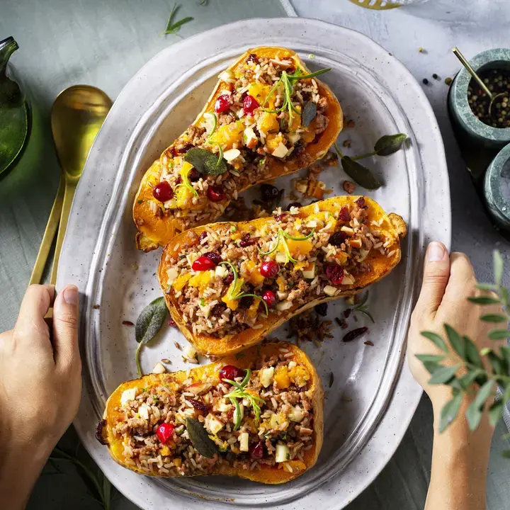 Potiron Butternut Farci avec Émincé Vegan (mains)