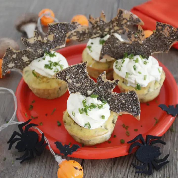 Des cup cake avec une chantilly et des chauves souris dessus