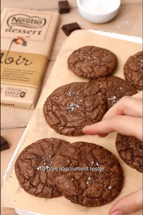 Preview image for the video "FR_Cookie Brownie (avec tablette)_Nestlé Dessert_Rouge Madame_2025.mp4".