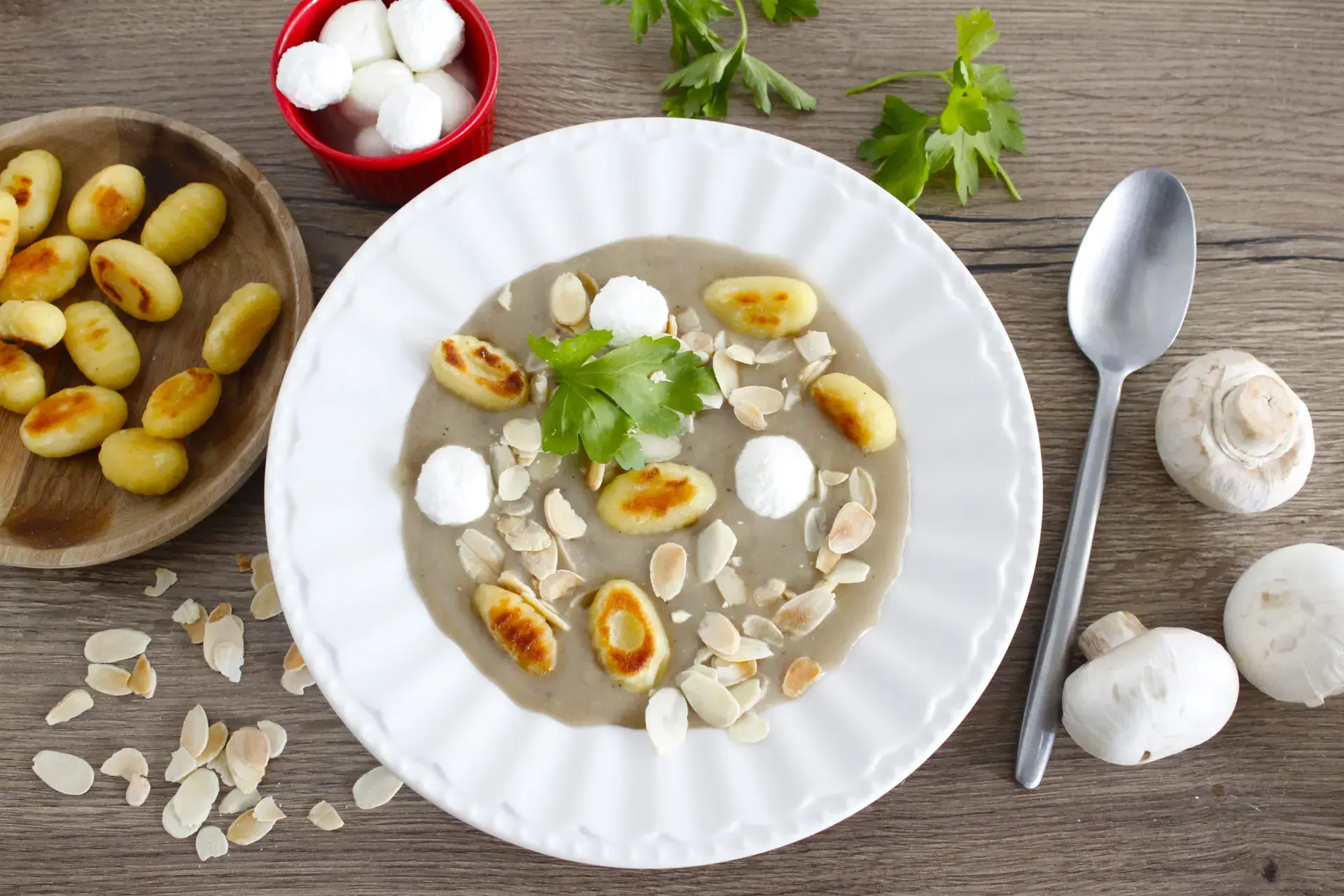 Visuel Velouté de champignons gnocchis poelés chèvre frais et amandes grillées