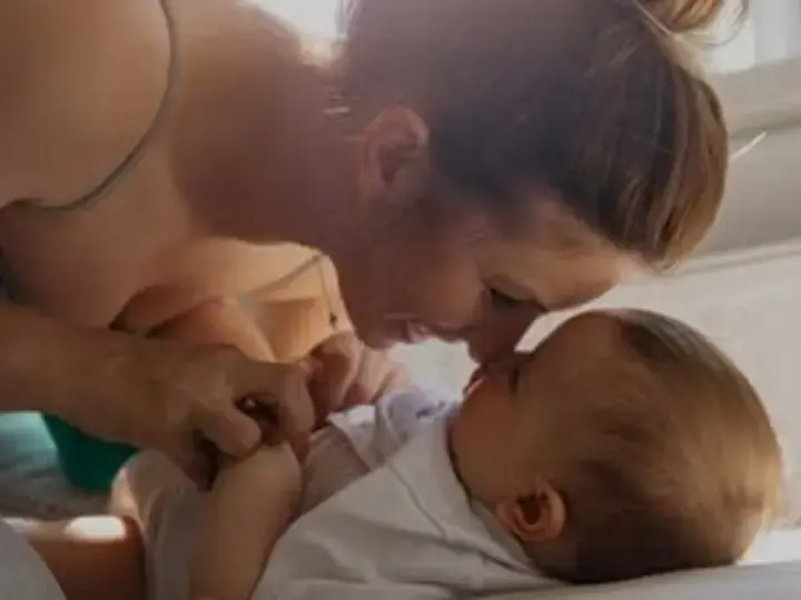 Une mère et son bébé partageant un moment tendre