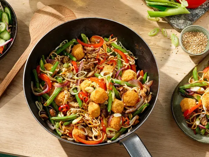 Wok de nouilles au tofu croustillant