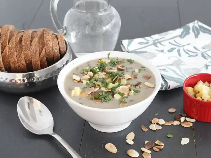 Velouté de champignons, Comté et amandes grillées