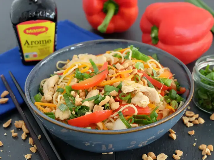 Nouilles sautées poulet et légumes à l'Arome