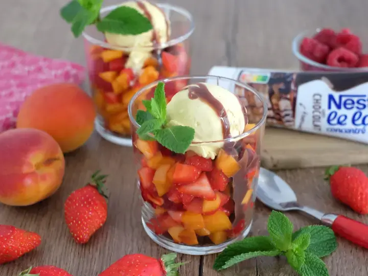 Salade de fruits glace vanille sauce chocolat