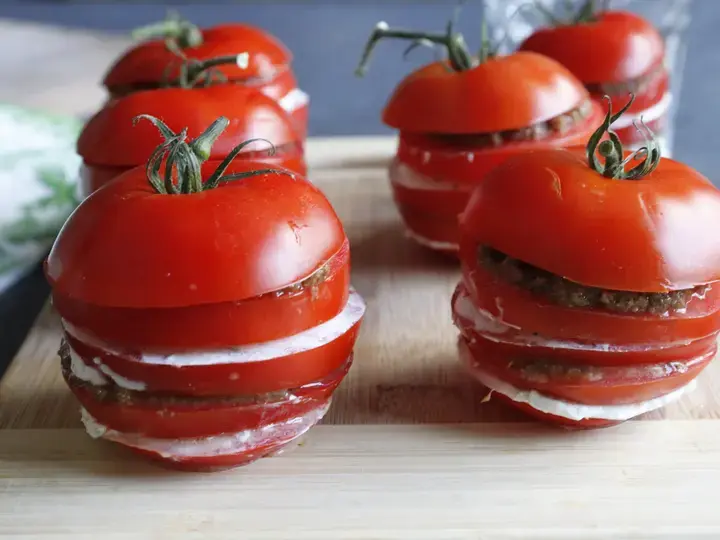 Tomates en millefeuilles olives et fromage ail et fines herbes